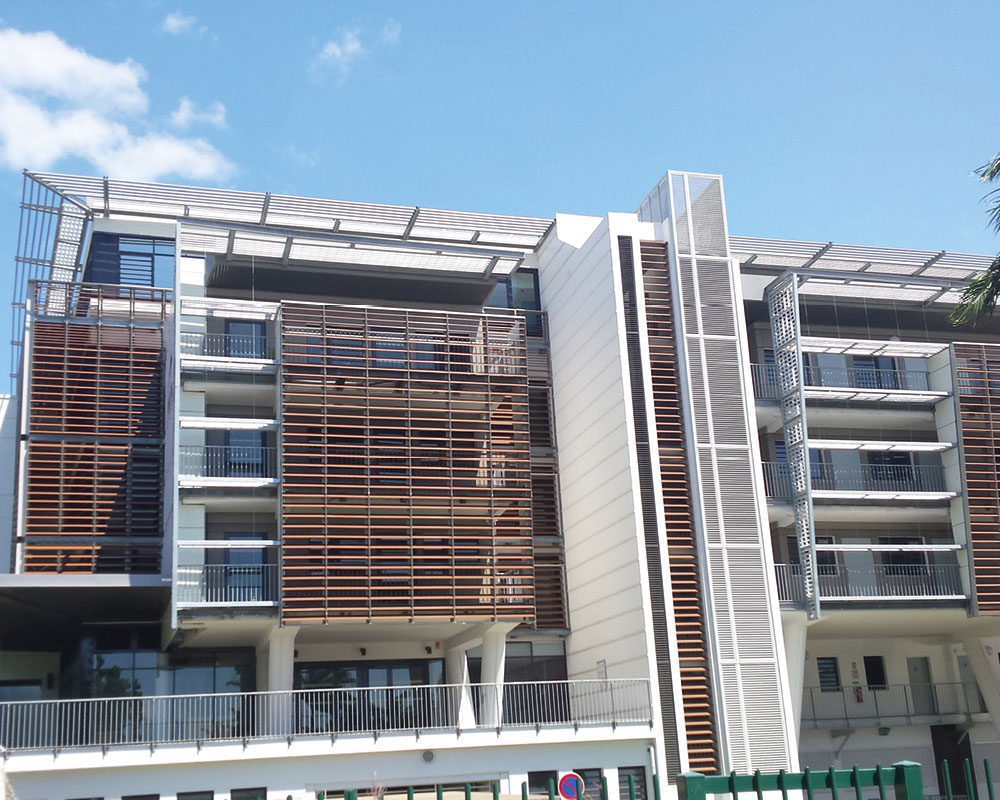 brise_soleil_vertical_lames_trapezoidales_hotel_saint_denis_reunion